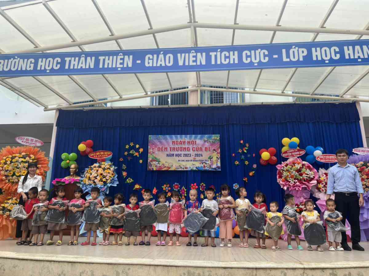 câu lạc bộ " yêu thương và chia sẻ" Hội liên hiệp phụ nữ xã An Linh tặng quà cho các cháu nhân ngày khai giảng 
